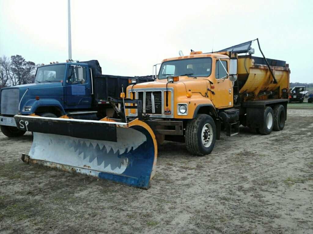 '02 International 2554 TA Dump Truck W/plow *CITY