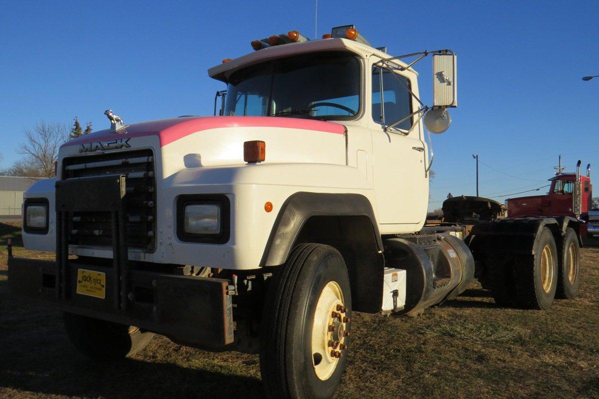 1992 Mack Model RD690S Tandem Axle Day Cab Truck Tractor, VIN# 1M2P264YXNM010171, Mack E6-300 Turbo