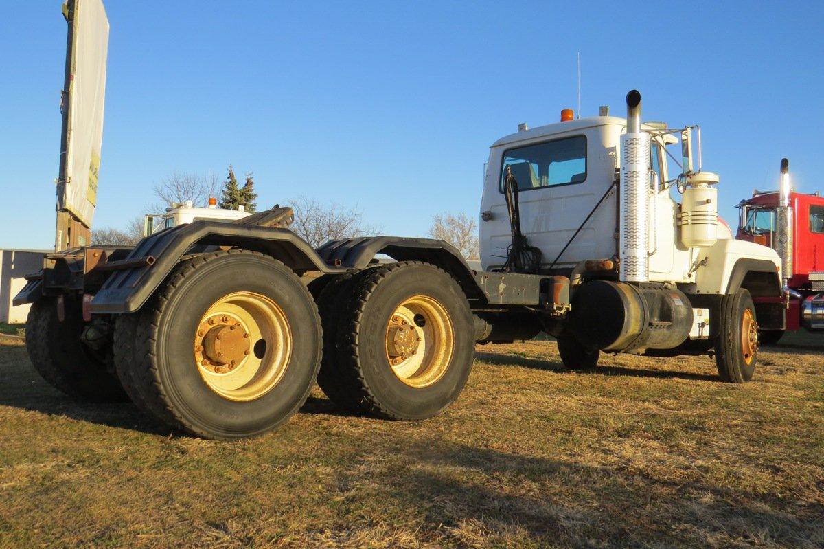 1992 Mack Model RD690S Tandem Axle Day Cab Truck Tractor, VIN# 1M2P264YXNM010171, Mack E6-300 Turbo