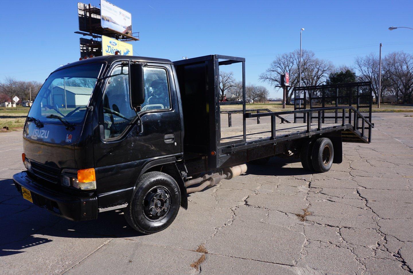 2000 Isuzu Cabover Lawn & Landscaping Truck, V-8 Gas Engine, Automatic Transmission, 120,767 Miles, 