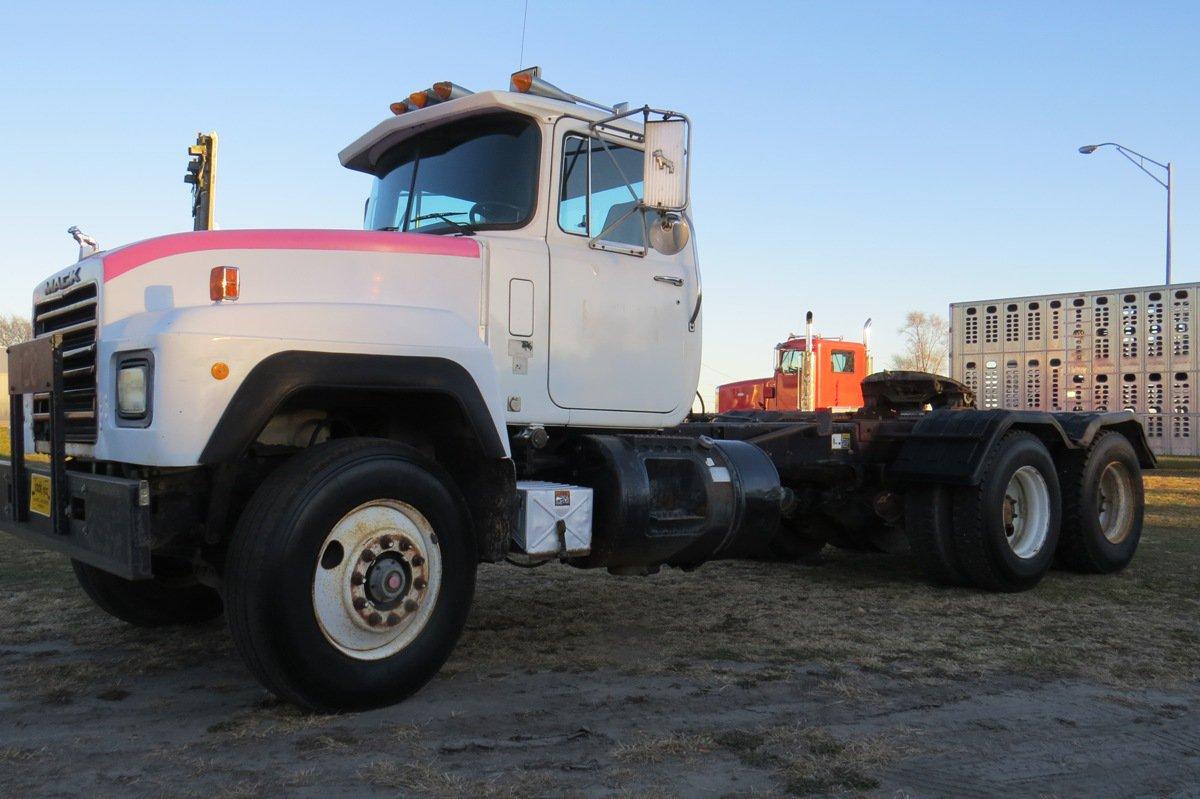 1992 Mack Model RD690S Tandem Axle Day Cab Truck Tractor, VIN# 1M2P264Y8NM010170, Mack E6-300 Turbo