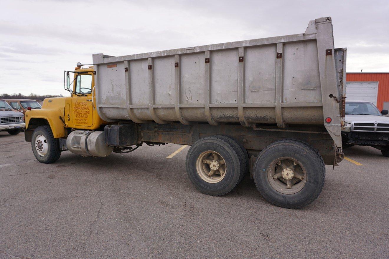 1989 Mack Model RD690S Tandem Axle Dump Truck, 300 Mack Diesel Engine, Mack 12-Speed Transmission, 3