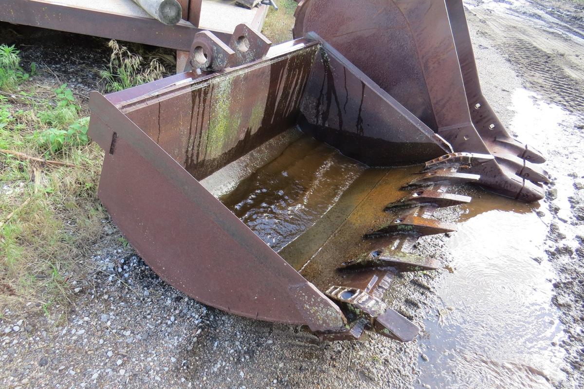 60" Bucket with Teeth Attachment for Excavators.