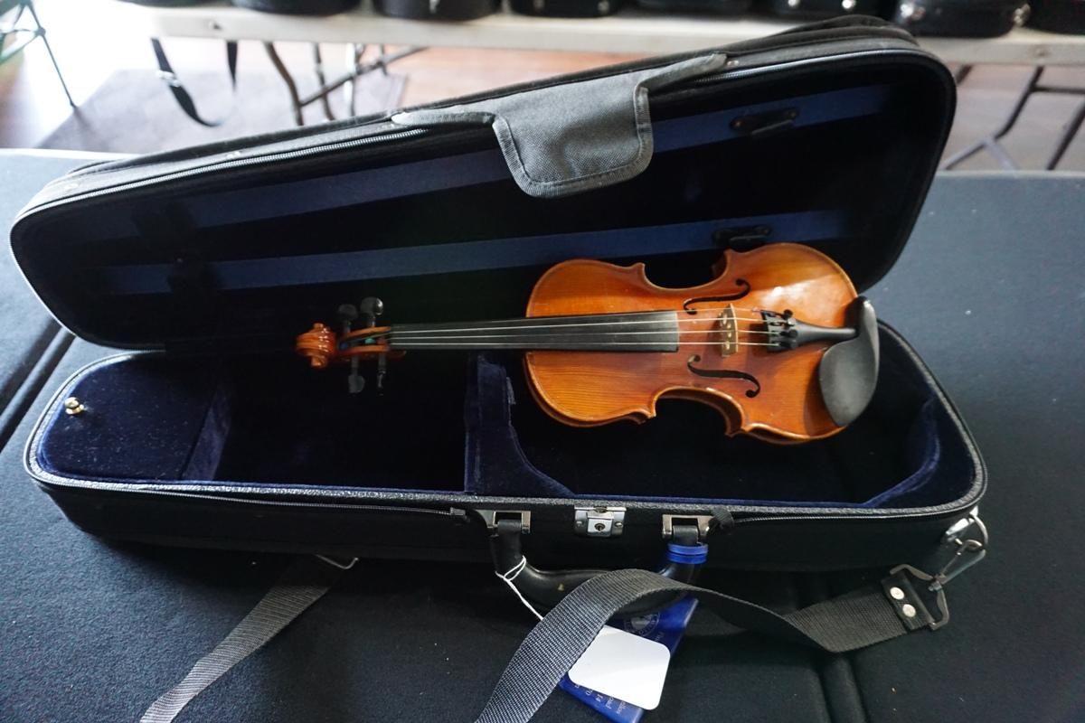 Musaica Imports 2012 1/4 Concert Violin, SN #AW1989, Hard Sided Case.