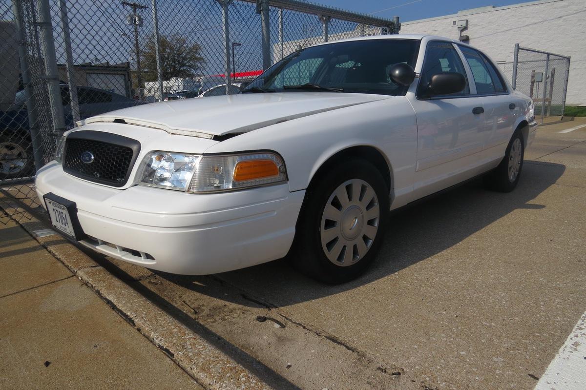 2010 Ford Crown Victoria 4-Door Sedan, VIN #2FABD7V6AX134266, 4.6 liter V-8 Gas Engine, Automatic Tr