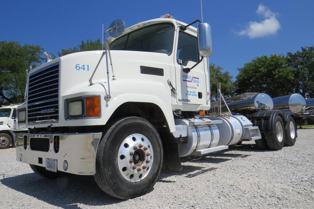 2009 Mack Model CHU613 Tandem Axle Conventional Day Cab Truck Tractor, VIN# 1M2AN07C19N004401, Mack 