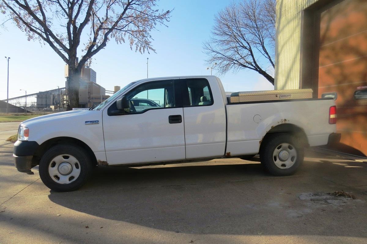 2005 Ford F-150XL Extended Cab Pickup, VIN 1FTRX12W45NA10017, 4.6 Liter Gas Engine, Automatic Transm