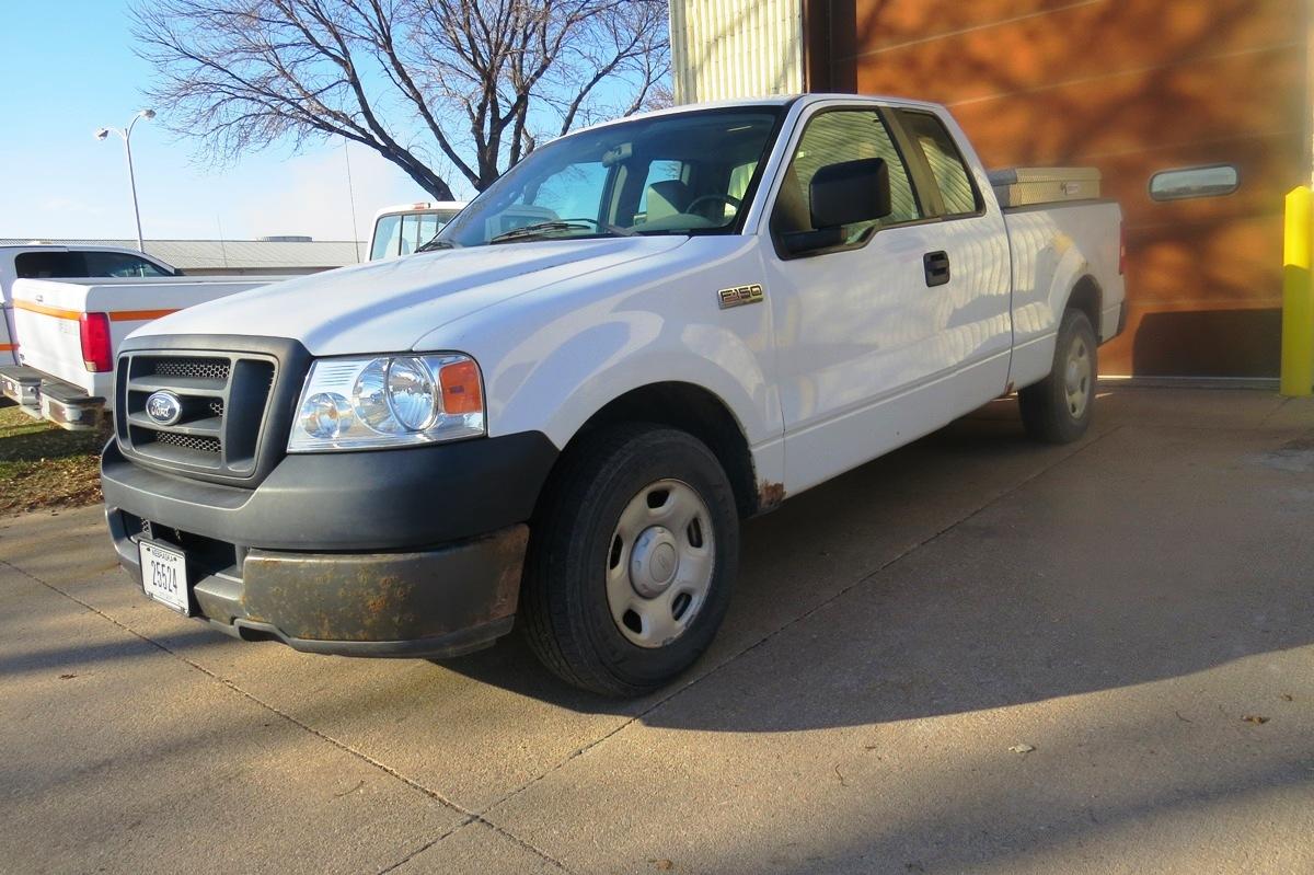 2005 Ford F-150XL Extended Cab Pickup, VIN 1FTRX12W45NA10017, 4.6 Liter Gas Engine, Automatic Transm