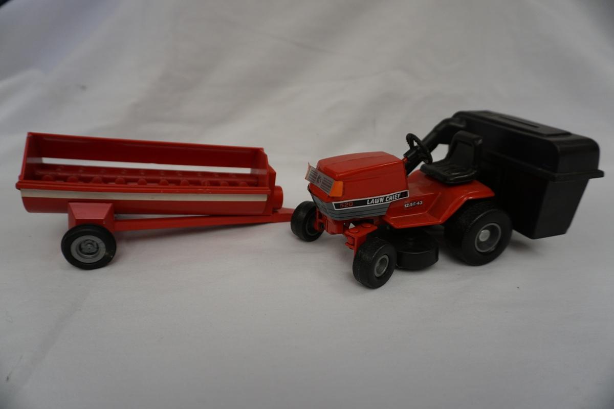 Die Cast Metal 1/43 Scale Side Unload Manure Spreader & Die Cast & Plastic