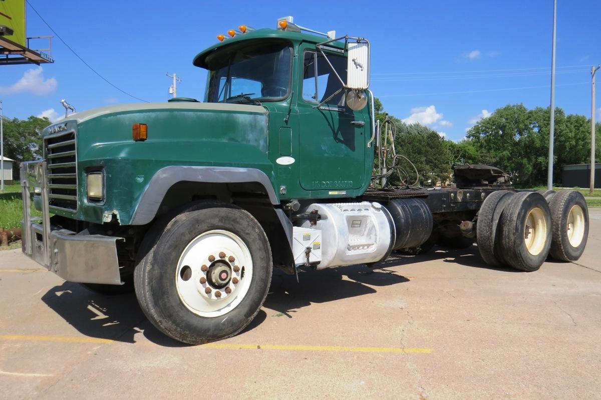 2000 Mack Model RD688S Tandem Axle Conventional Truck Tractor, VIN#1M2P267C01M061236, Mack E7-350 Tu