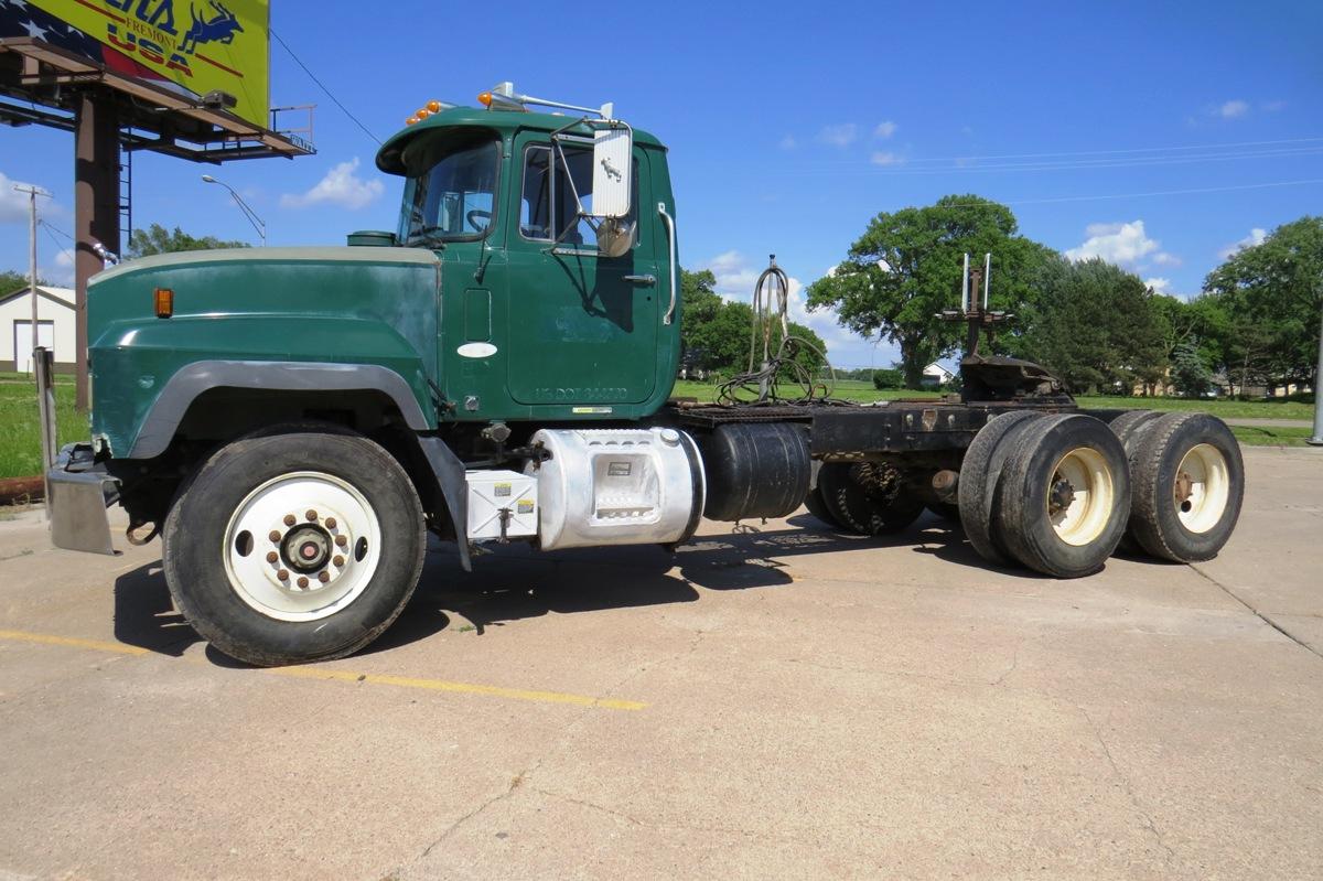 2000 Mack Model RD688S Tandem Axle Conventional Truck Tractor, VIN#1M2P267C01M061236, Mack E7-350 Tu