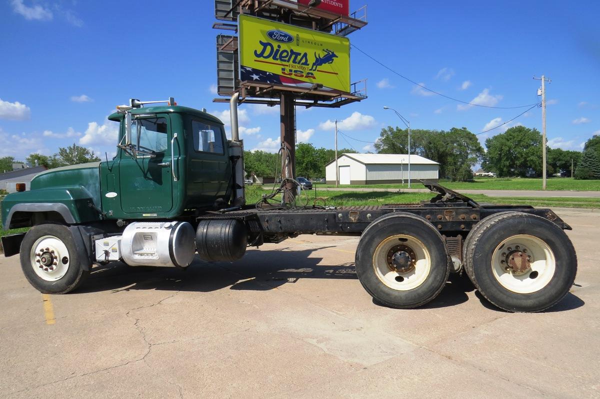 2000 Mack Model RD688S Tandem Axle Conventional Truck Tractor, VIN#1M2P267C01M061236, Mack E7-350 Tu