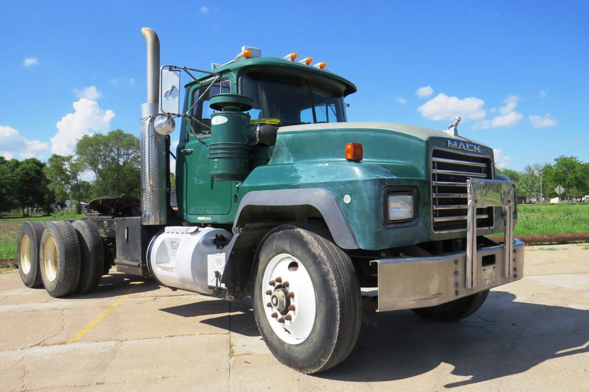 2000 Mack Model RD688S Tandem Axle Conventional Truck Tractor, VIN#1M2P267C01M061236, Mack E7-350 Tu