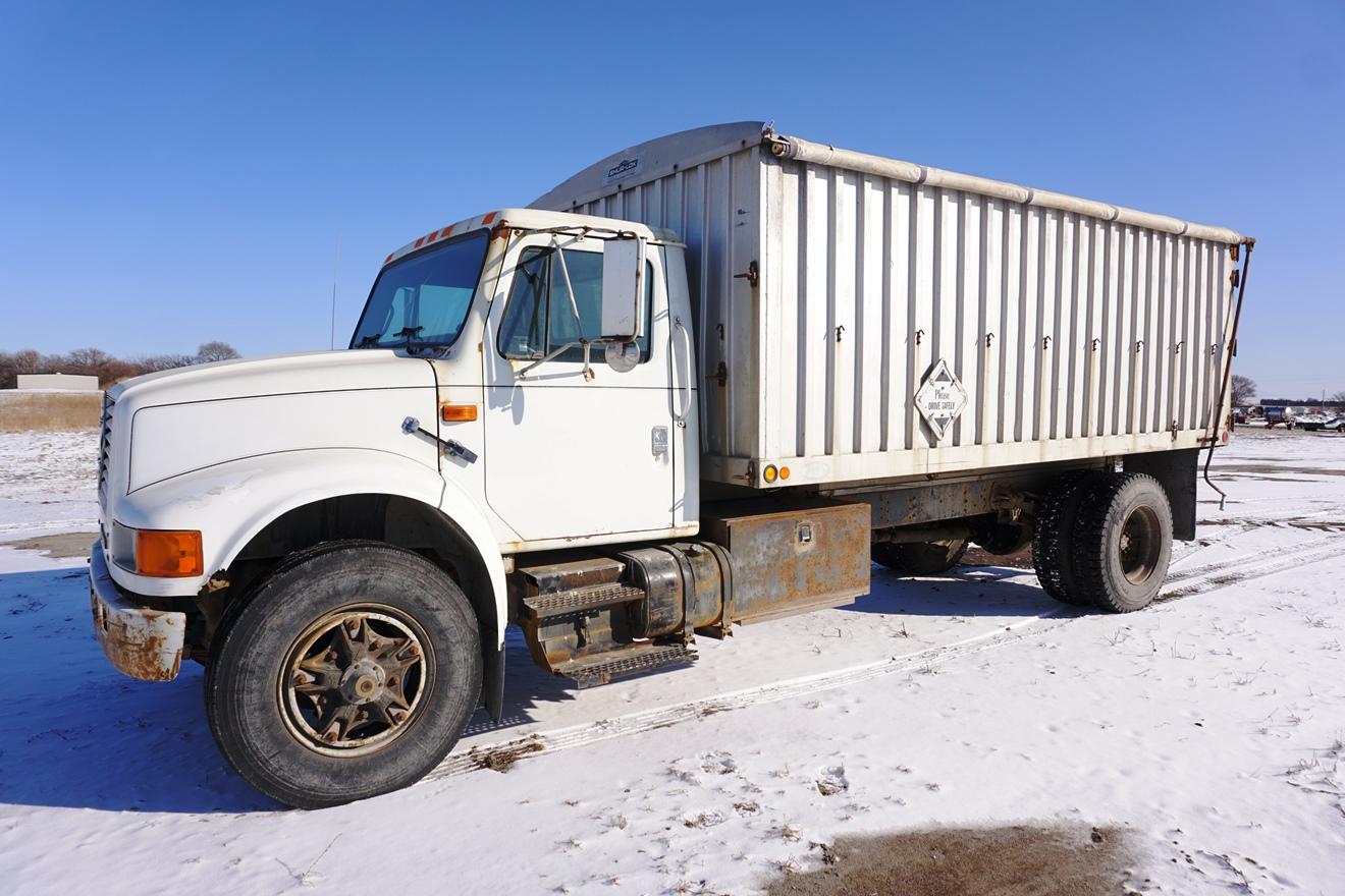 1992 International Model 4900 4x2 Single Axle Grain Truck, VIN# 1HTSDPPPXNH434575, Diesel Engine,