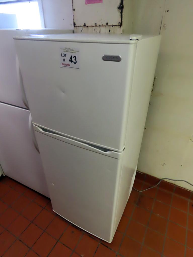 Vissani Cross-Top Refrigerator/Freezer (Smaller Apartment Size).