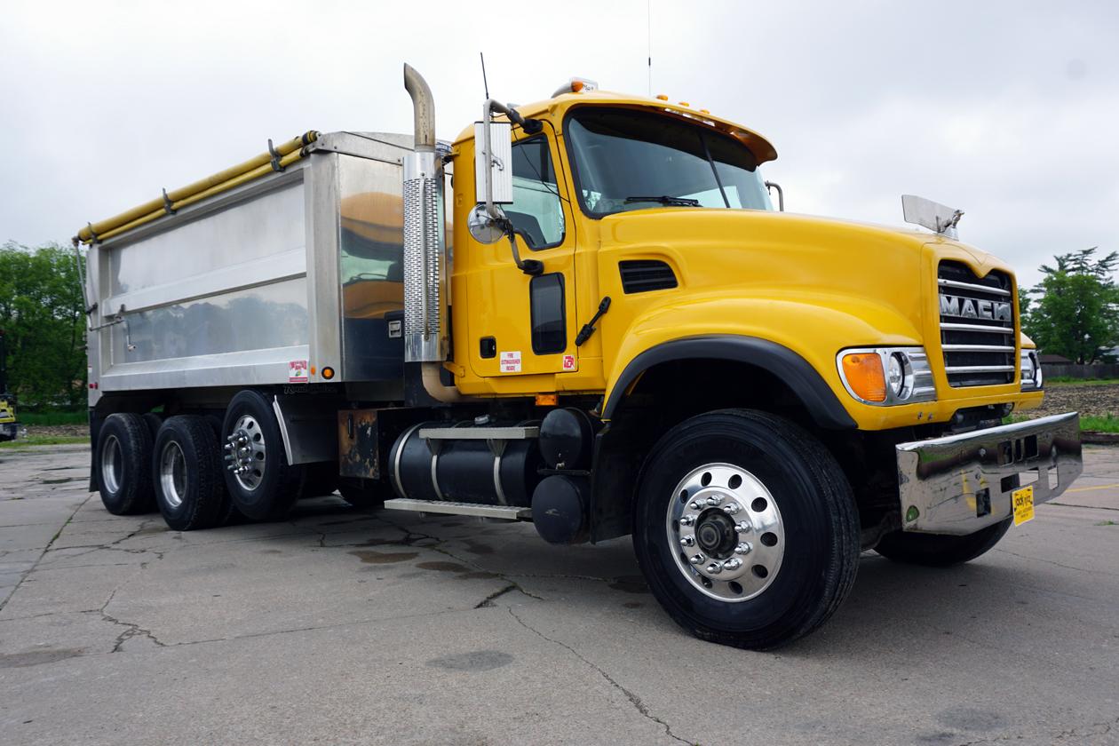 2002 Mack Granite CV713