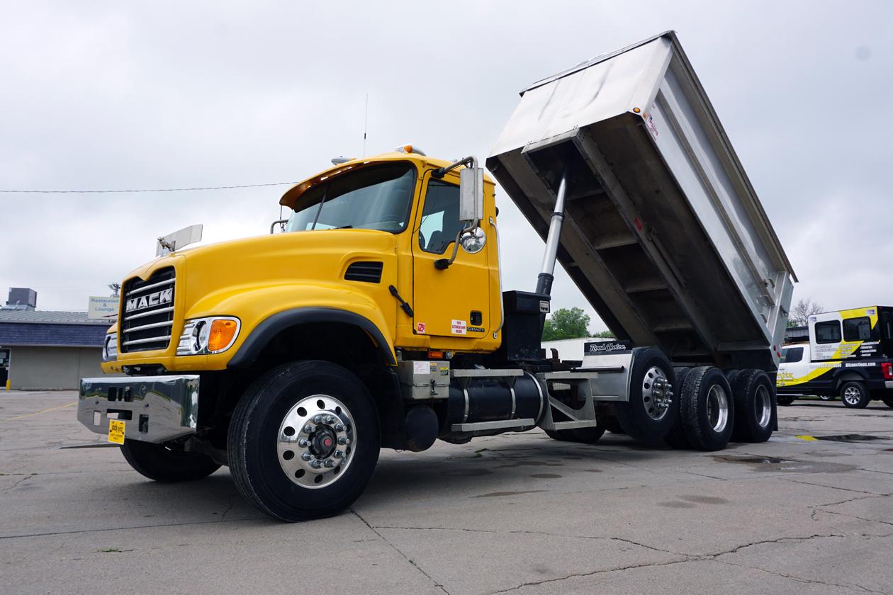 2002 Mack Granite CV713