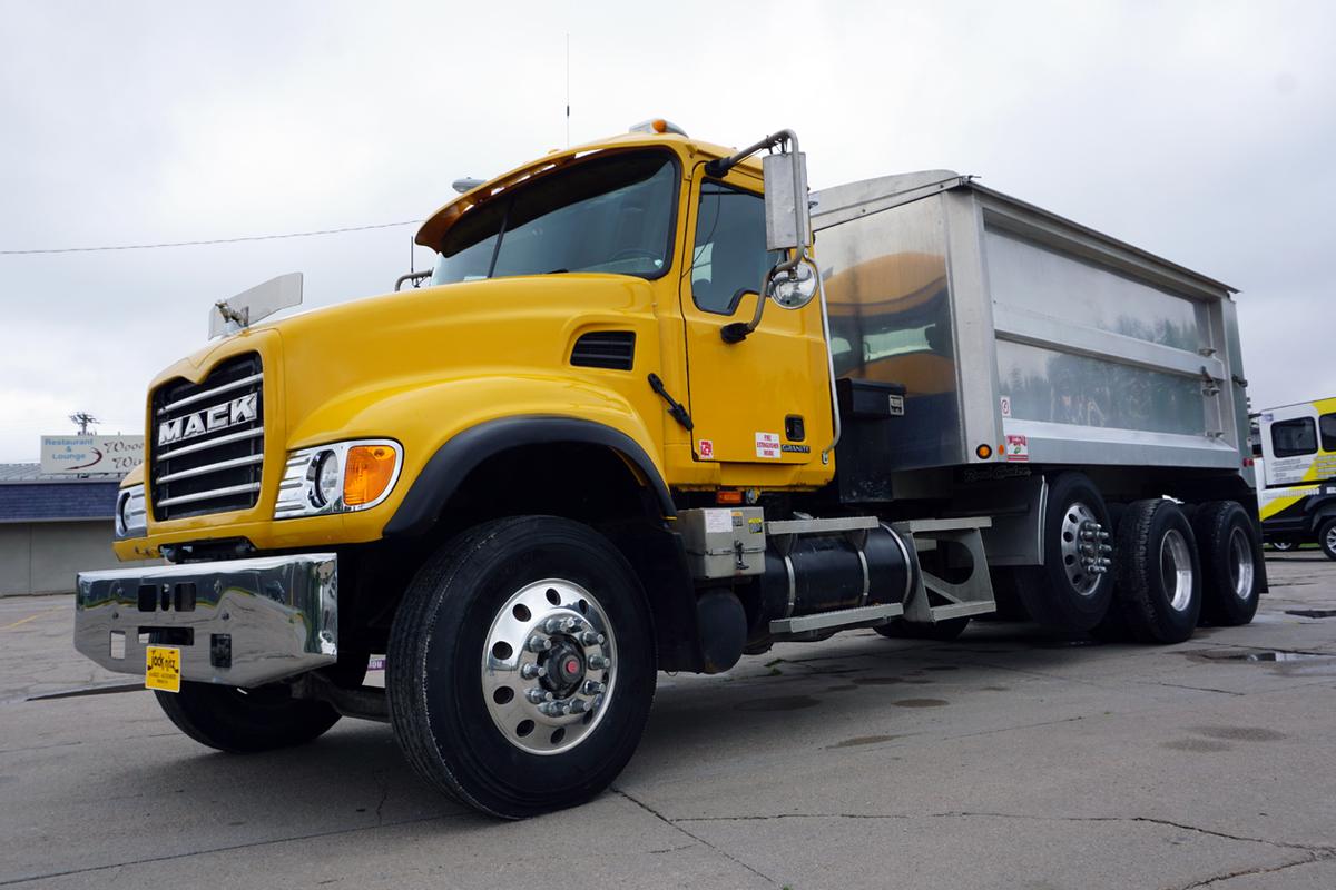 2002 Mack Granite CV713