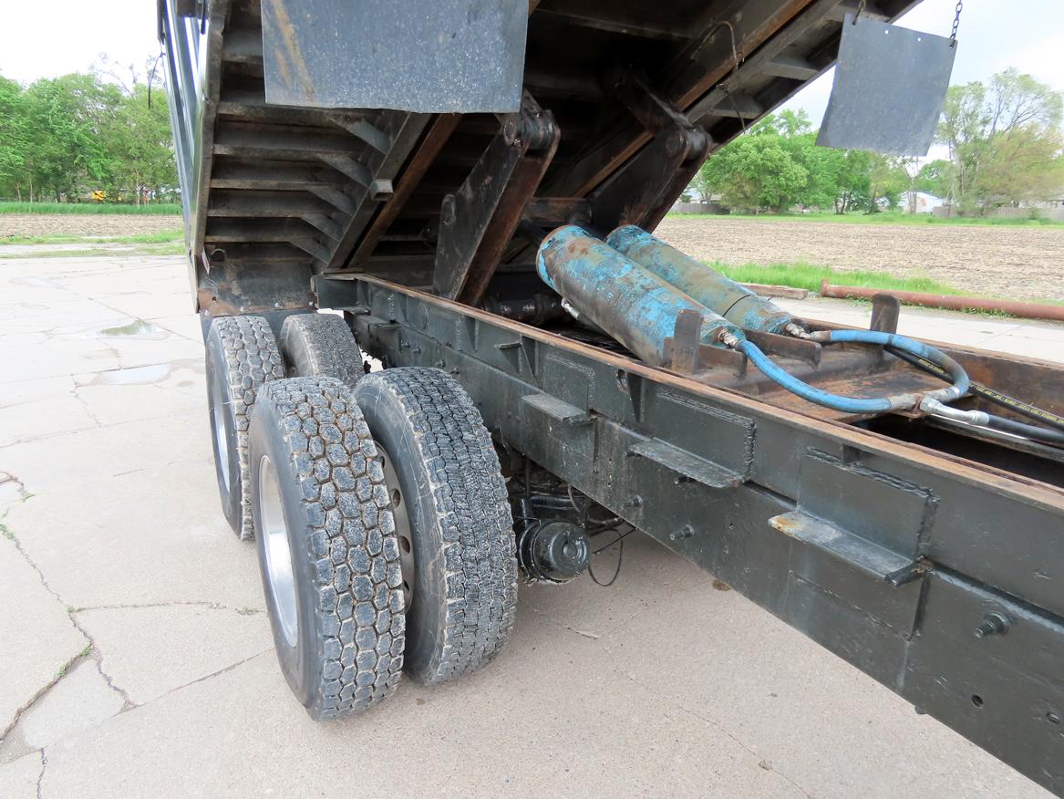 2003 Mack Granite CV713