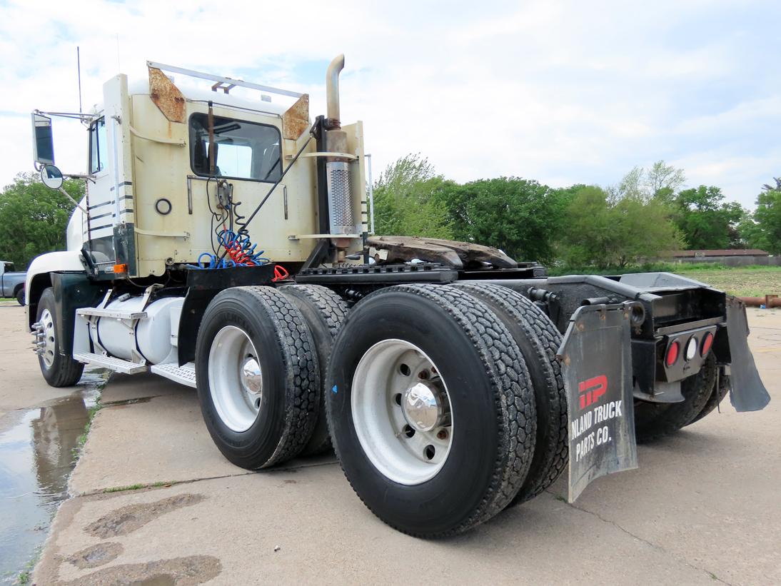 2001 Freightliner FLD120