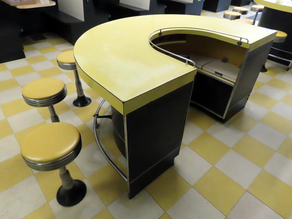 U-Shaped Retro Counter with Built In Ice Bin, Stainless Foot Rail, Interior