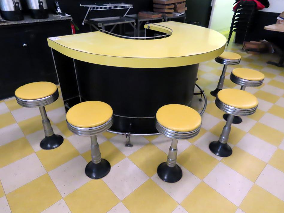 U-Shaped Retro Counter with Built In Ice Bin, Stainless Foot Rail, Interior