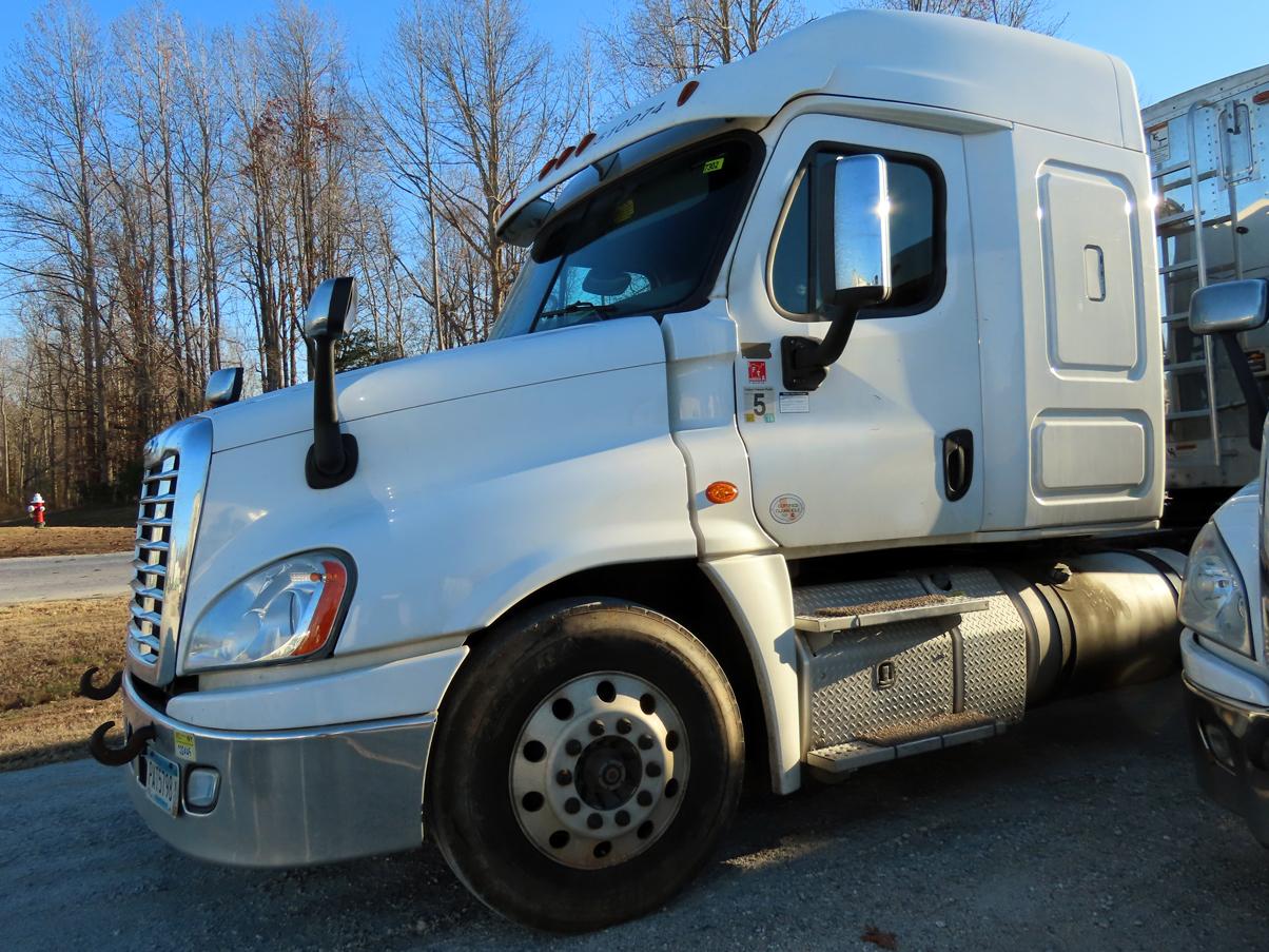 2018 Freightliner Tandem Axle Stand Up Conventional