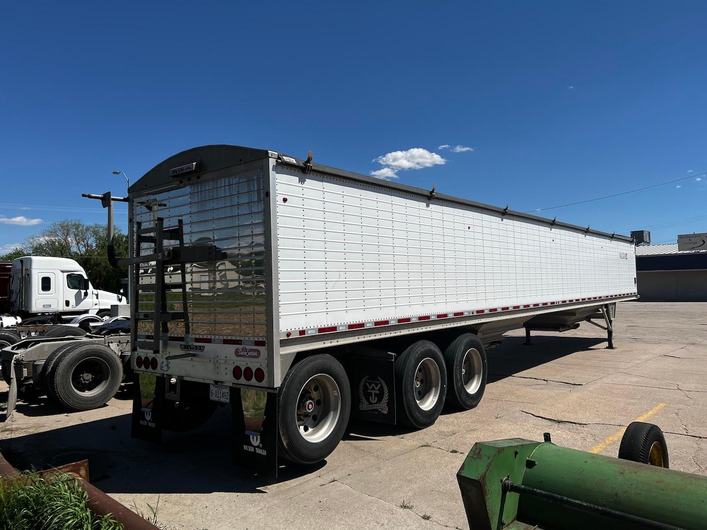 2016 Wilson DWH-550 Tri-Axle Grain Trailer