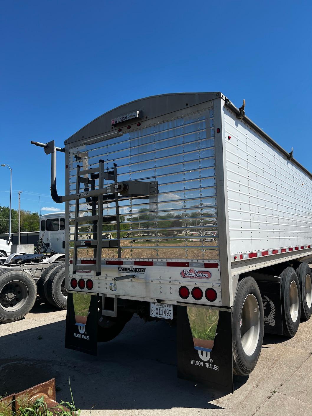 2016 Wilson DWH-550 Tri-Axle Grain Trailer