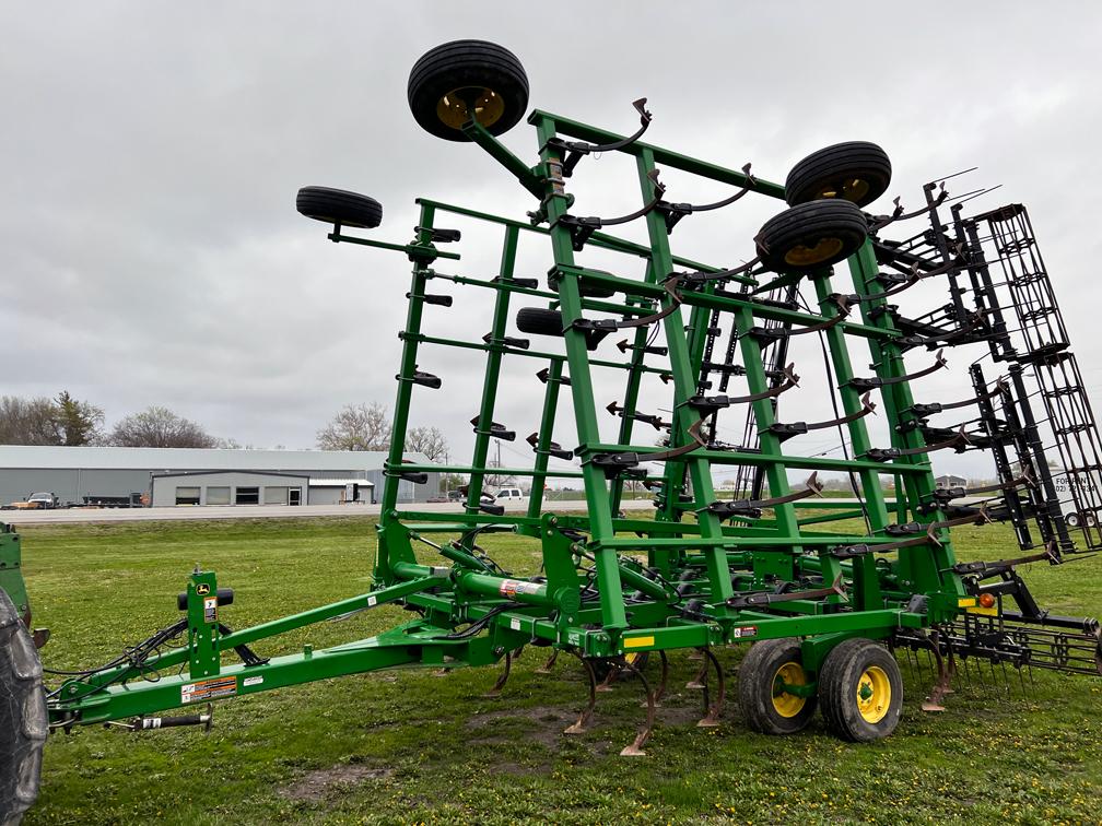 John Deere 2210