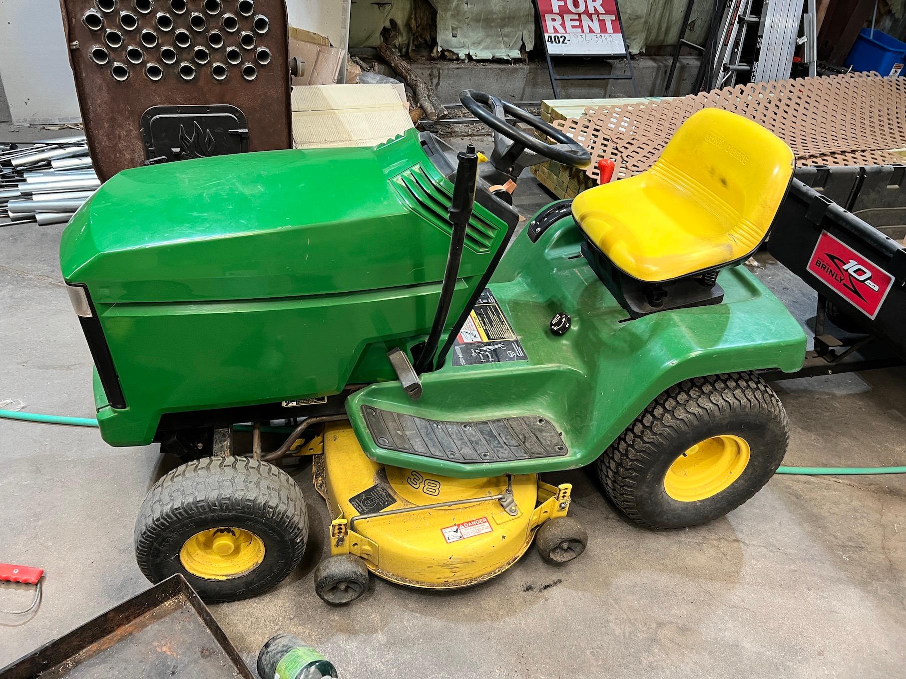 John Deere LX172 Lawn & Garden Tractor