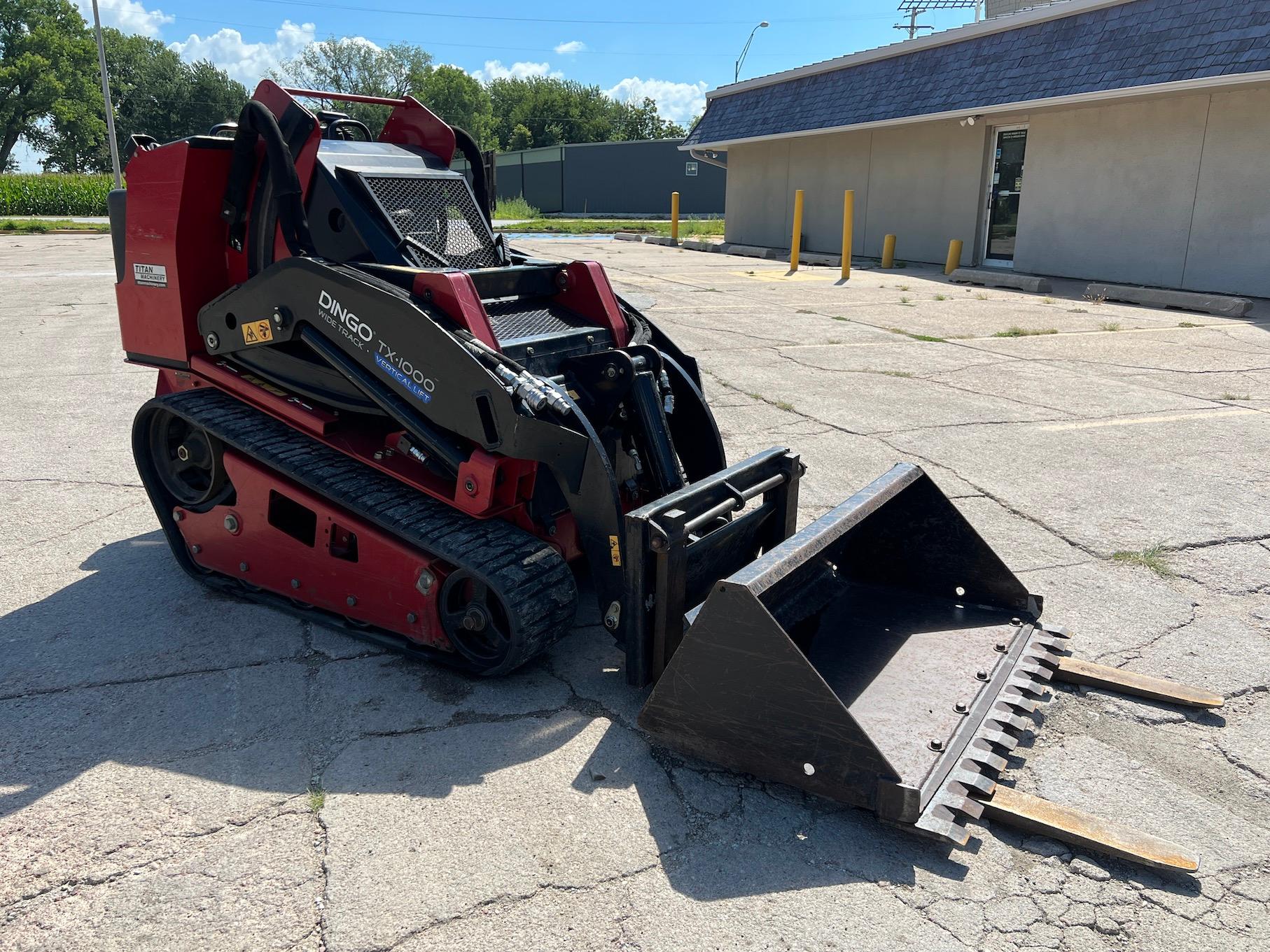 2016 Toro Dingo TX-1000 Ride-On Skidloader