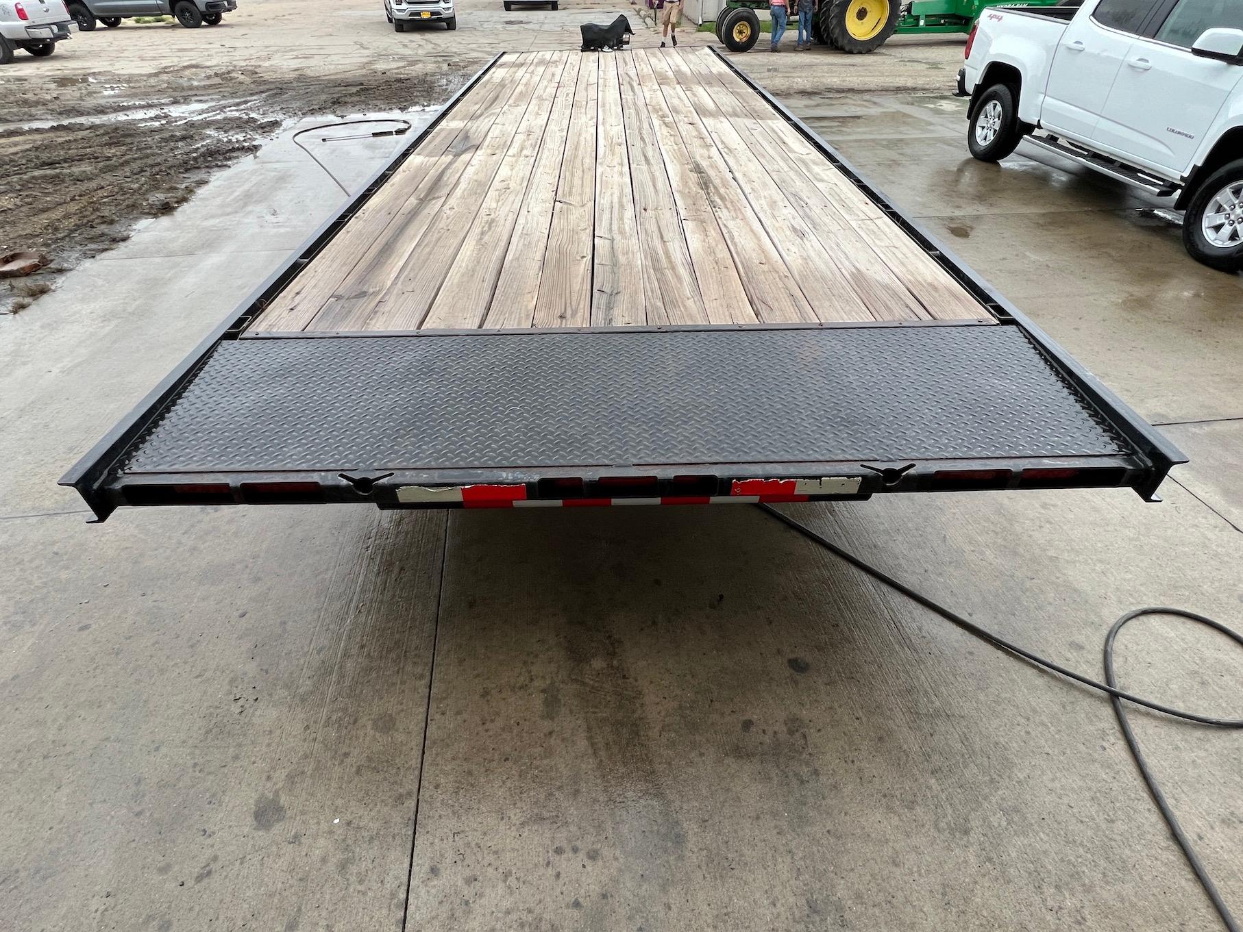 2017 Hull Deck Over Equipment Trailer