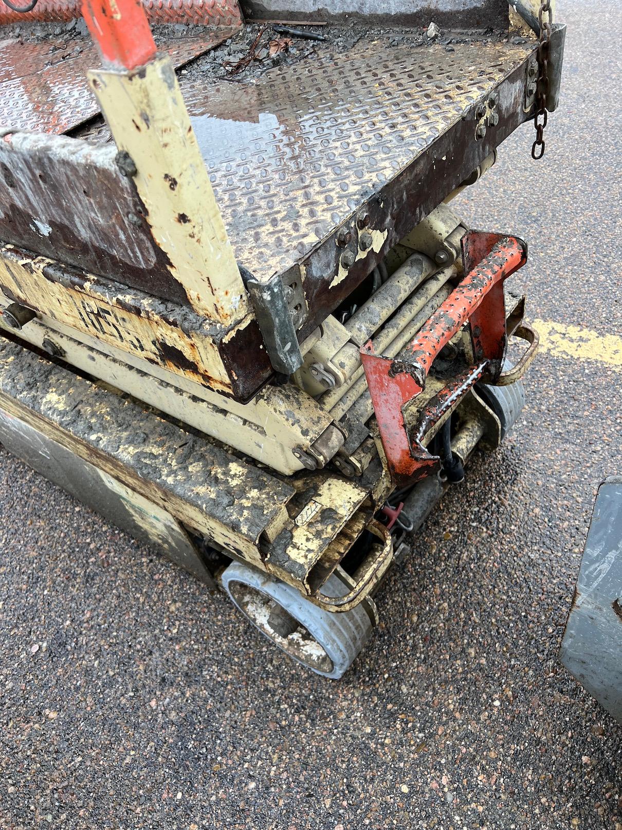 JLG Electric Scissor Lift