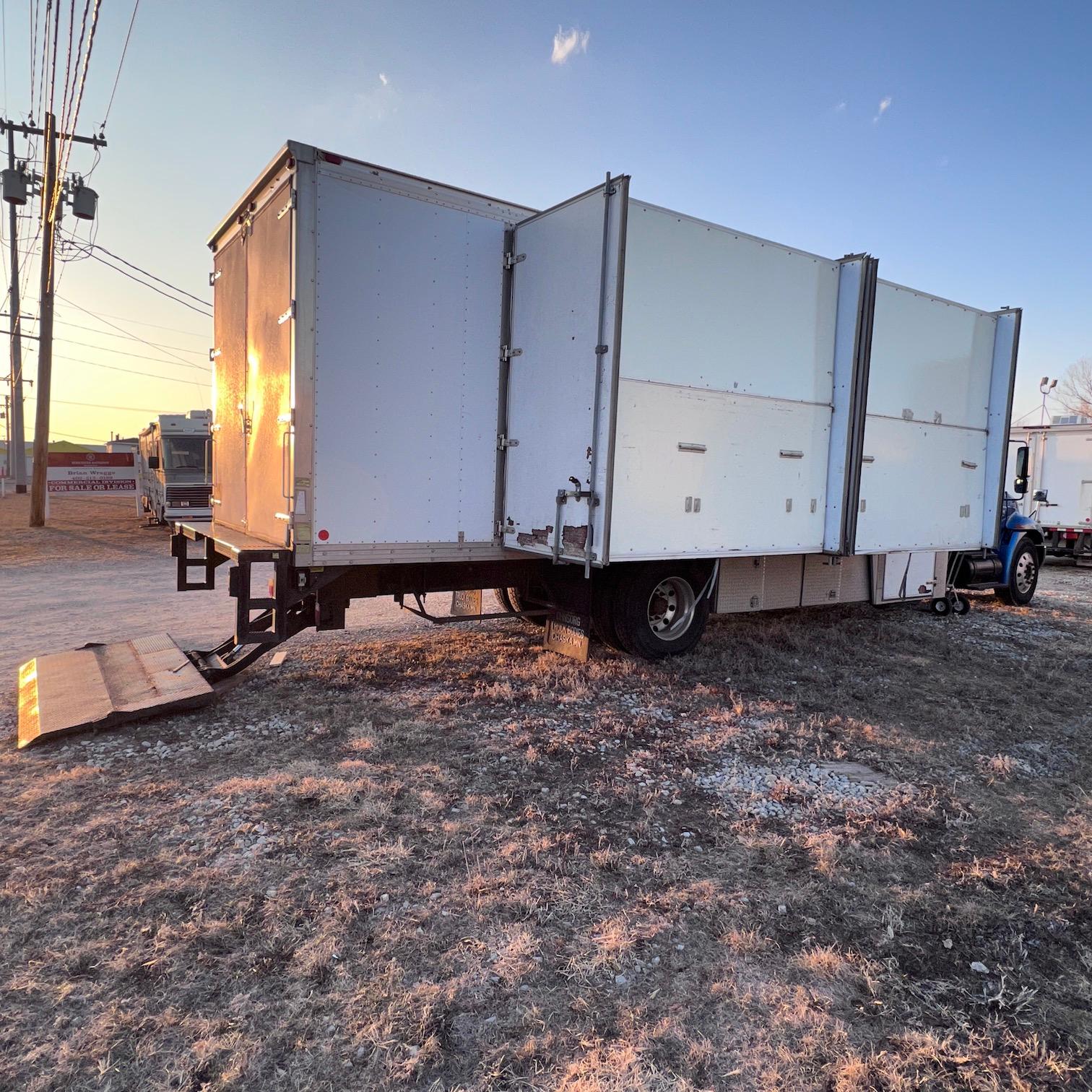 2005 International 4300 Display Van Truck