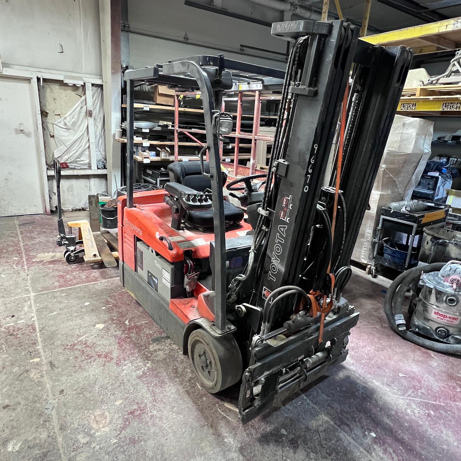 Toyota 7FBEU20 Electric Warehouse Forklift