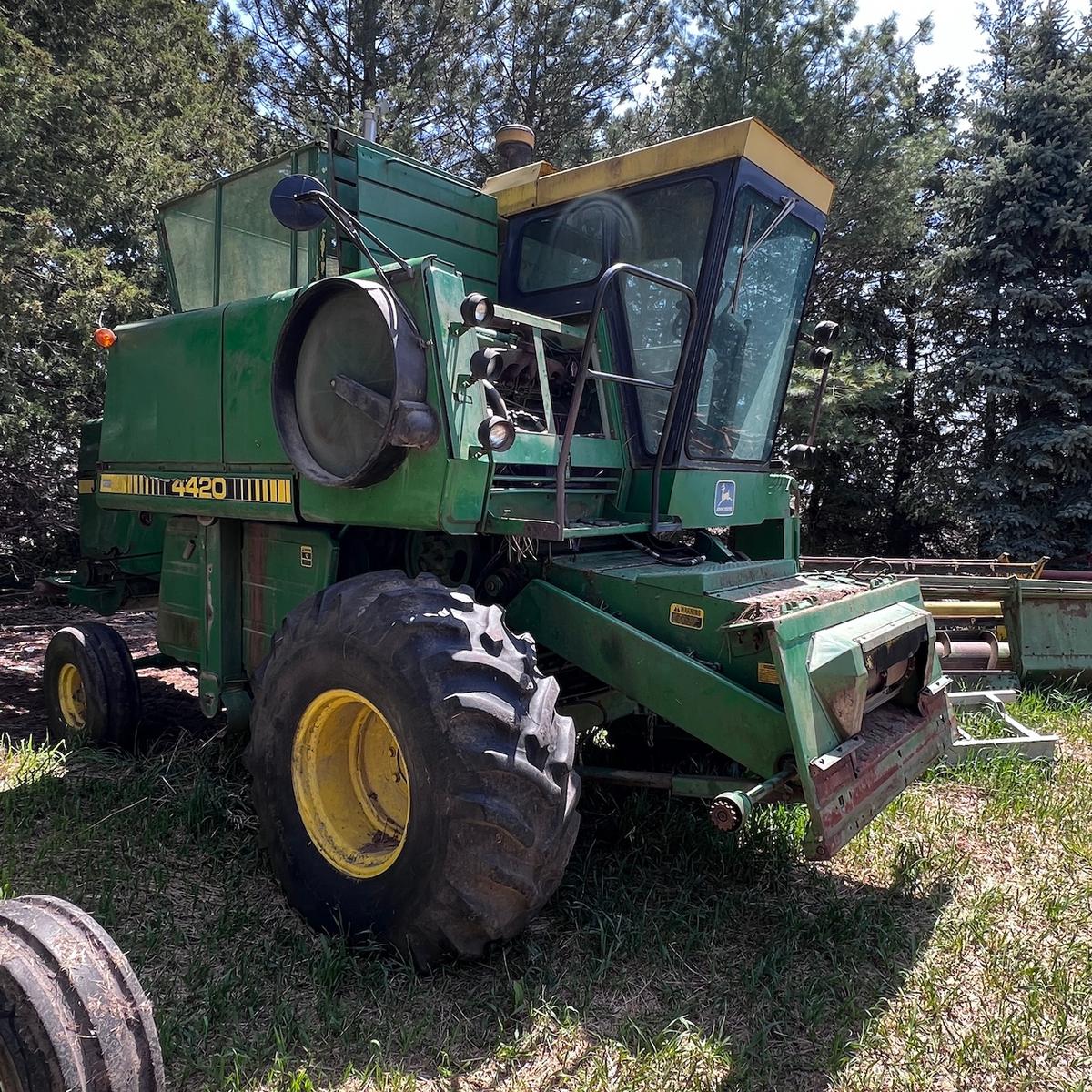 John Deere 4420 Combine