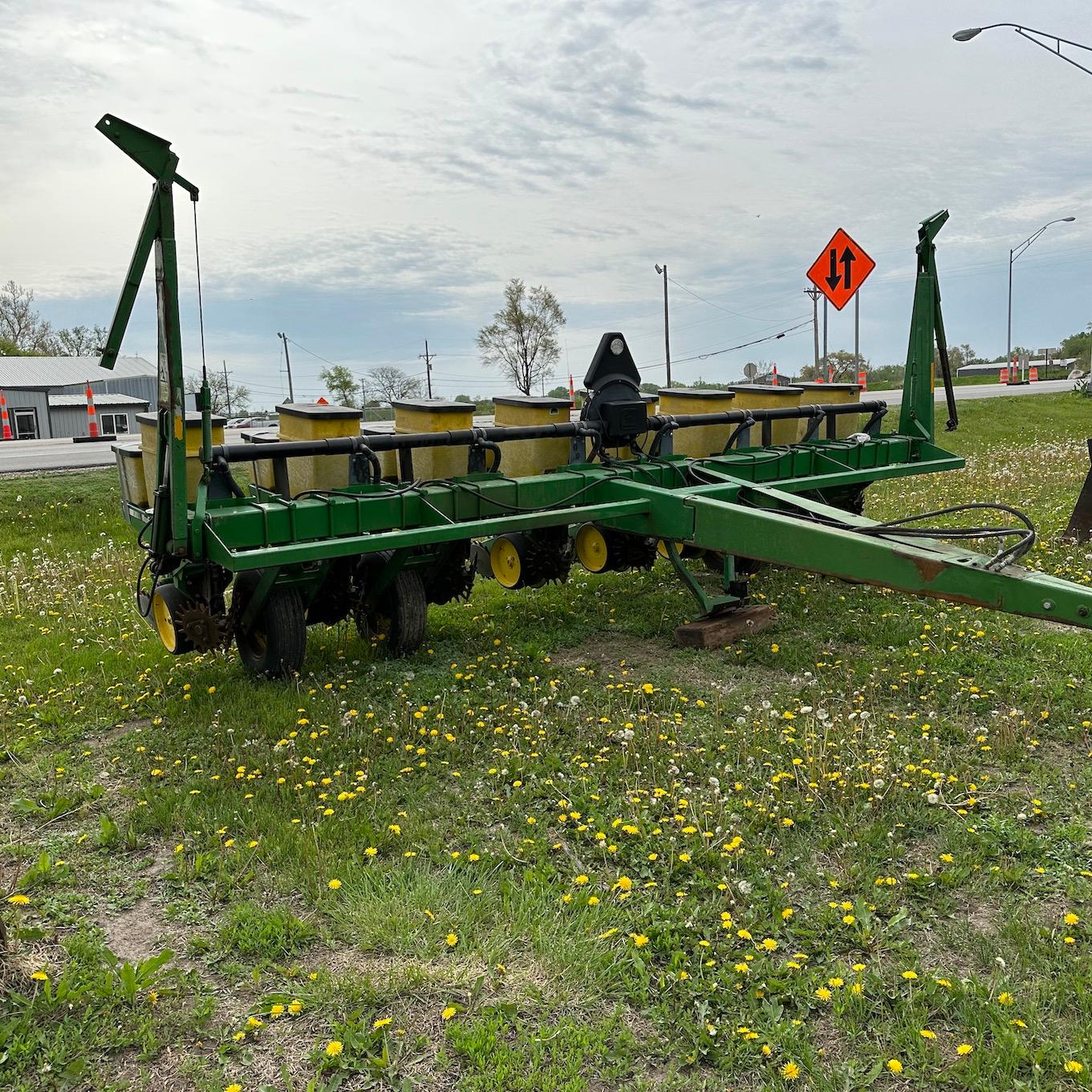 John Deere 7200 8 Row Planter