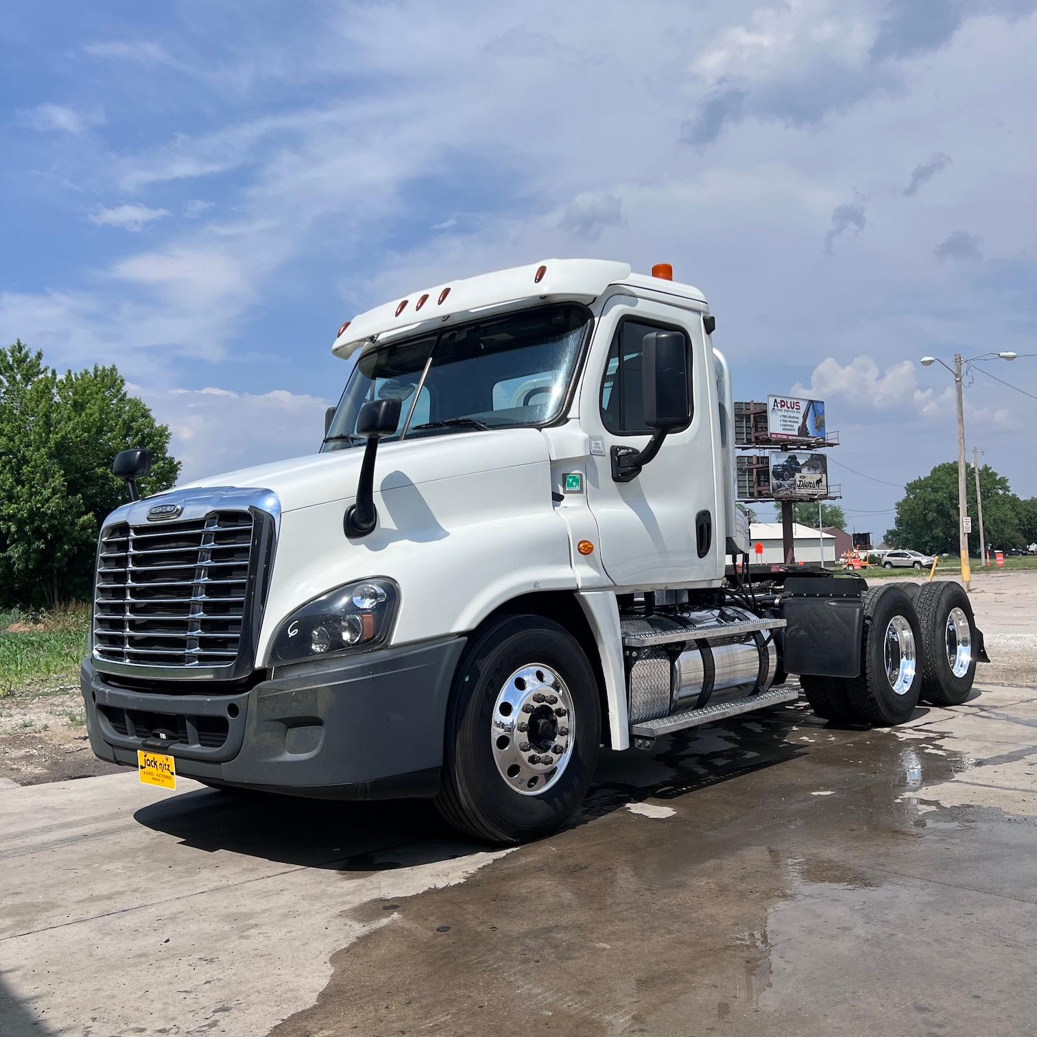 2017 Freightliner Cascadia 125 Day Cab Truck Tractor