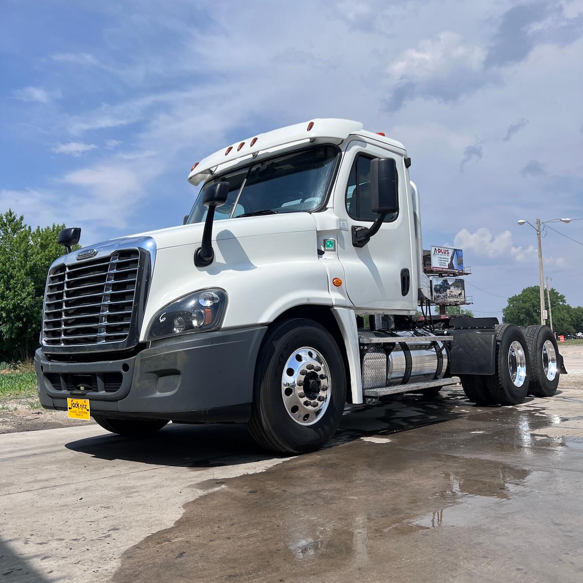 2017 Freightliner Cascadia 125 Day Cab Truck Tractor