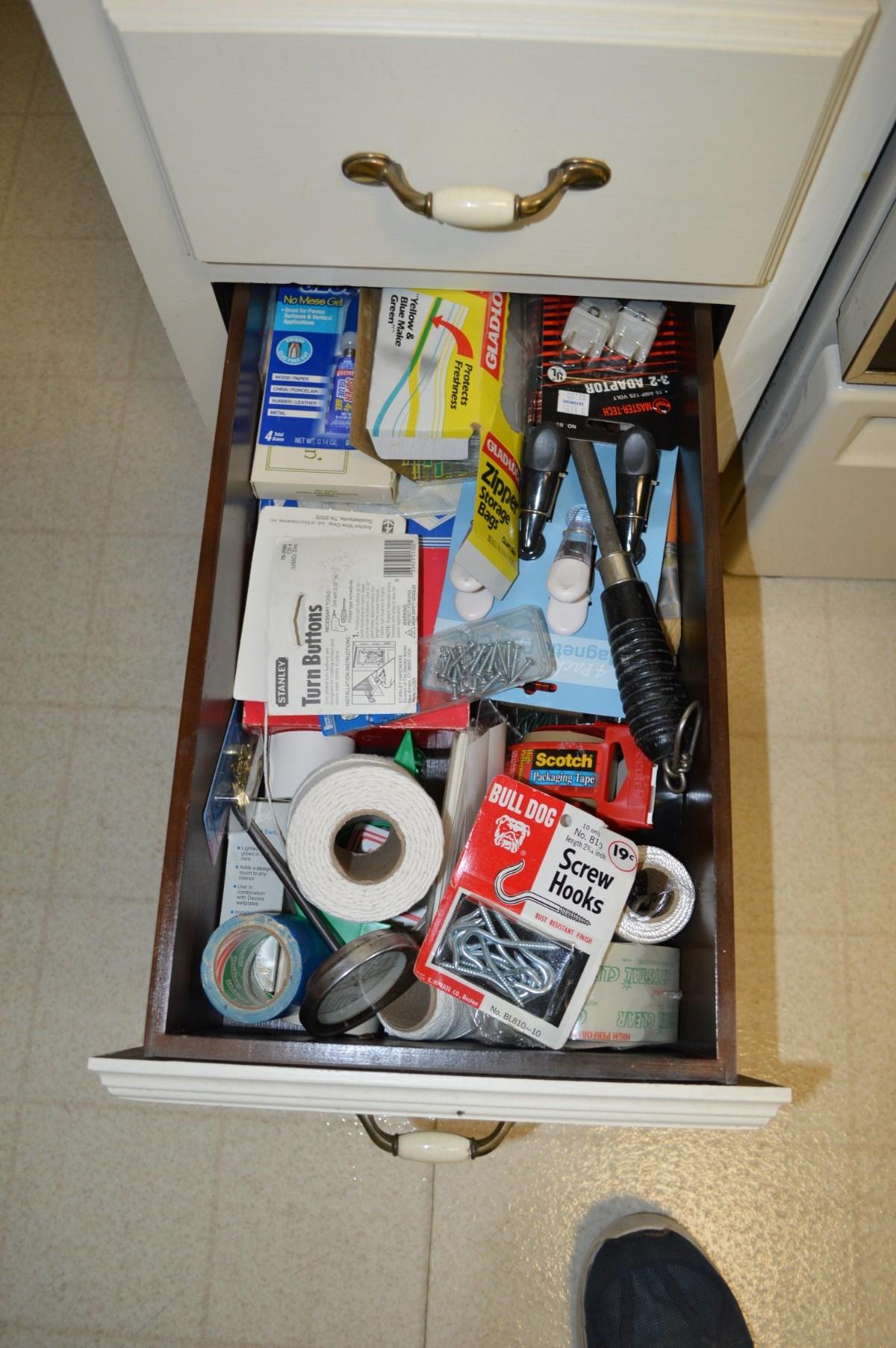 Lot: Lower Kitchen Cabinet Contents