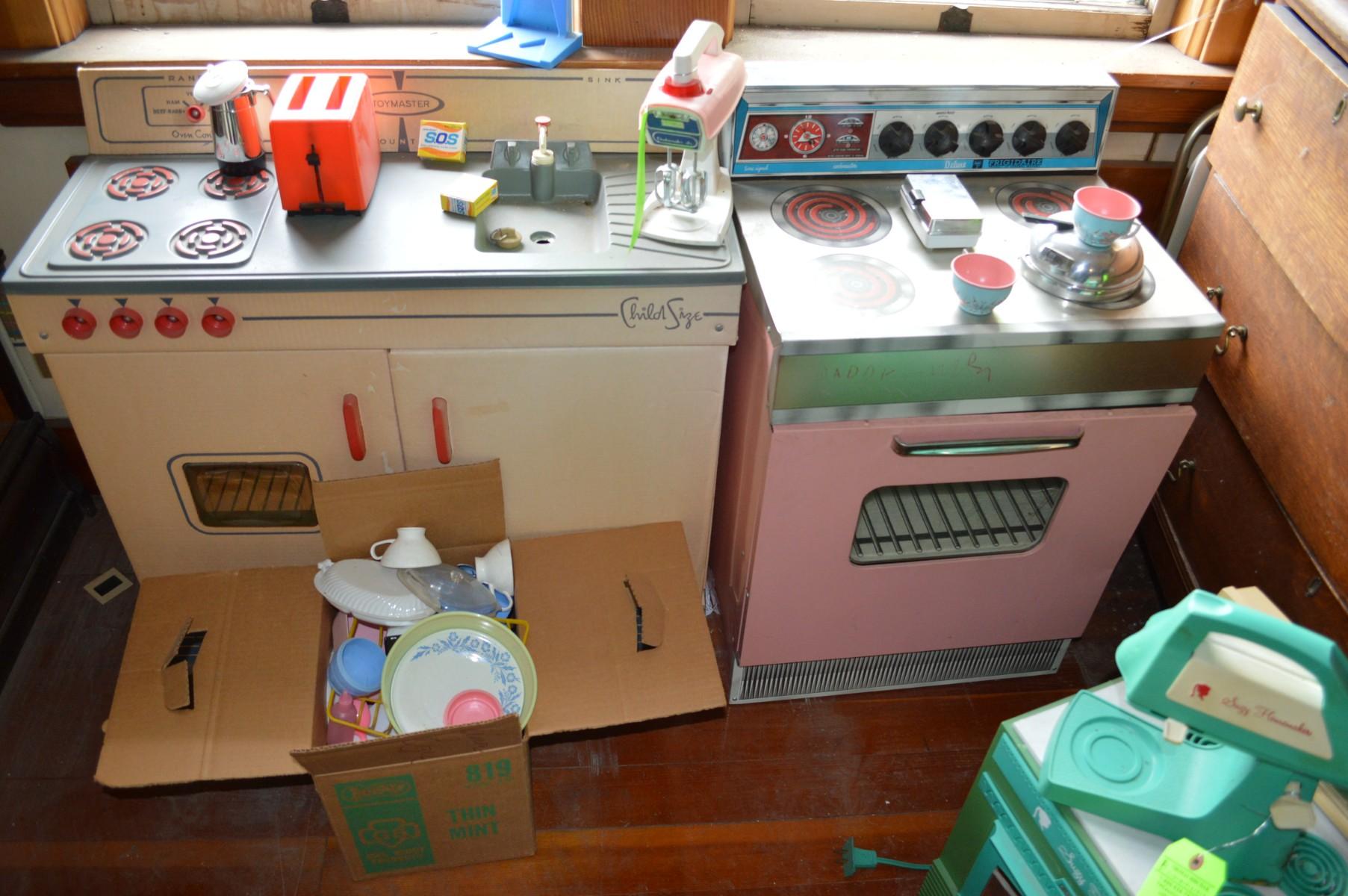 Lot: Vintage Children's Kitchen Appliances & Dishes