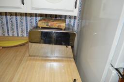 Lot: Kitchen Countertop Contents