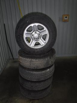 5 Jeeps rims with tires