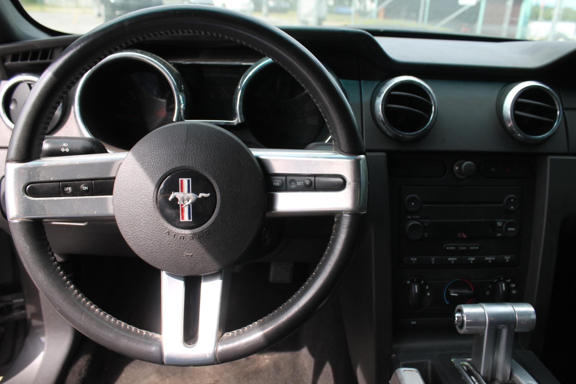 2006 Ford Mustang 2-Door Coupe