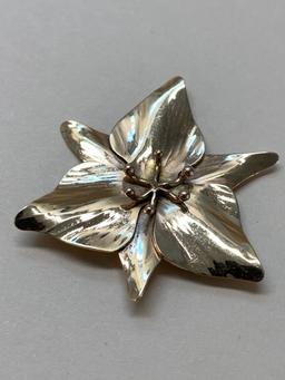 14K Yellow Gold Trillium Flower Brooch