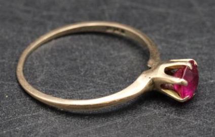 14K Yellow Gold Ring with 5mm Round Cut Ruby