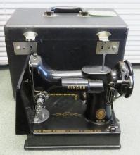 Singer Featherweight 221 Sewing Machine w/Case