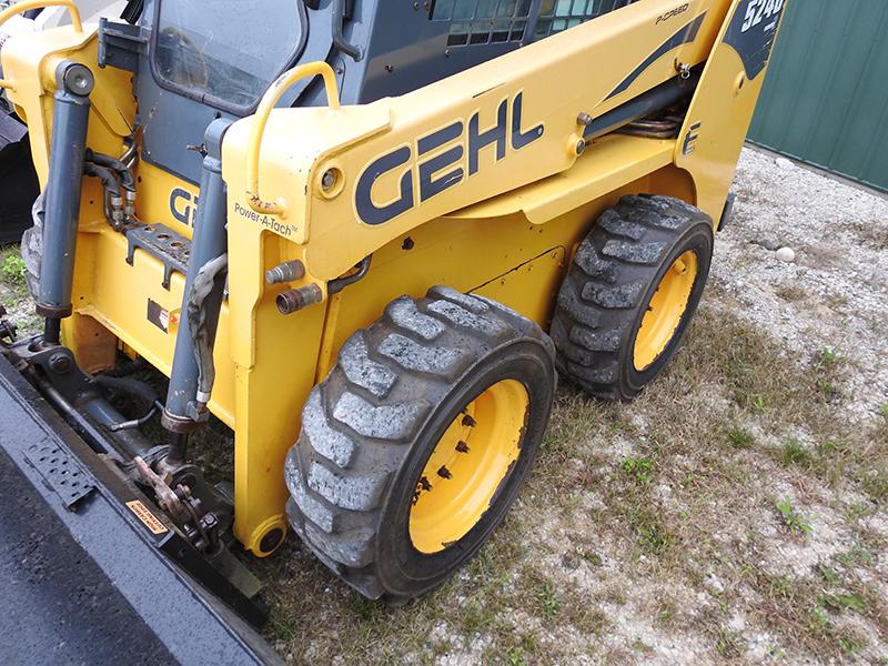 Gehl 5240 Skid Steer w/ Bucket