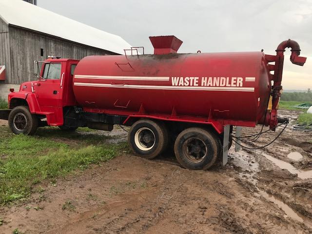 Ford L8000 Truck w/ Waste Handler Tank